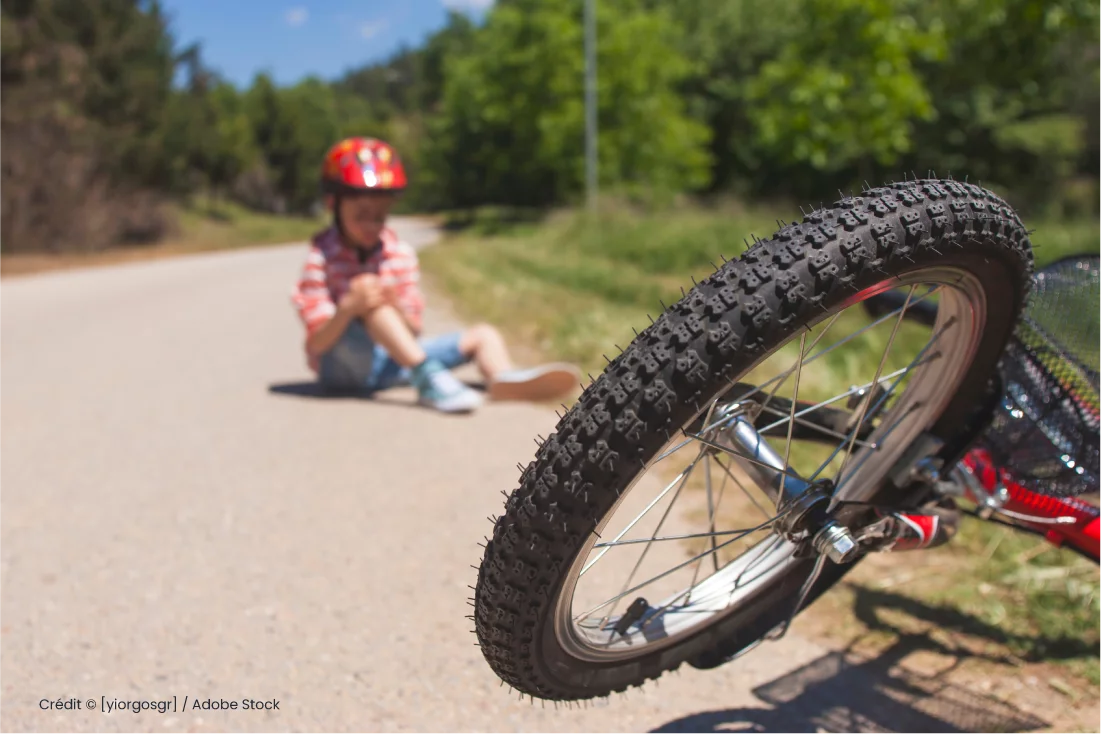 Élodie se cae de la bicicleta